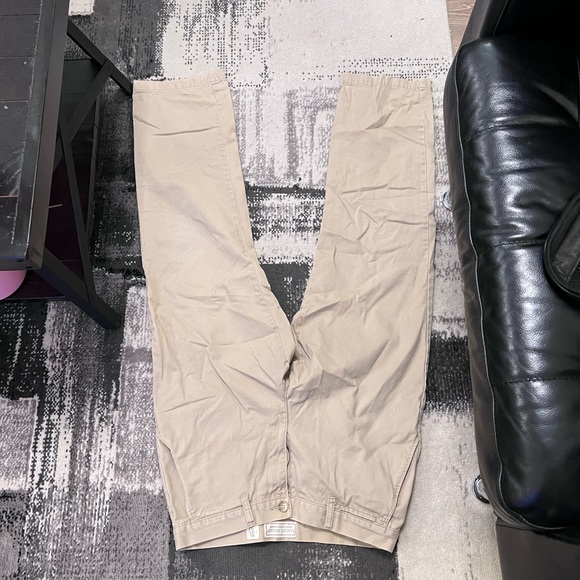 Classic Khaki Old Navy 31/32 - Picture 3 of 5